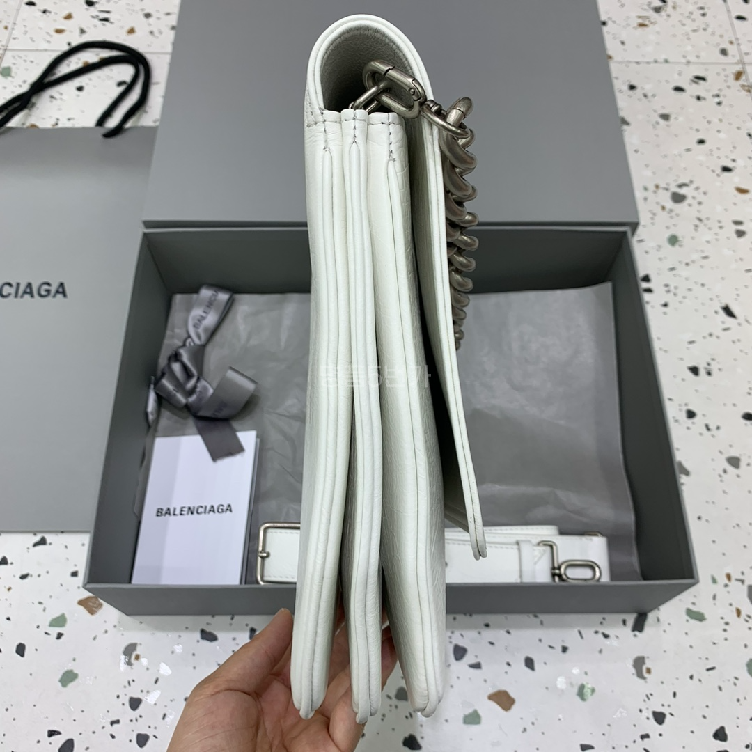 발렌시아가 BB 소프트 라지 플랩 백 블랙 상품 이미지 42